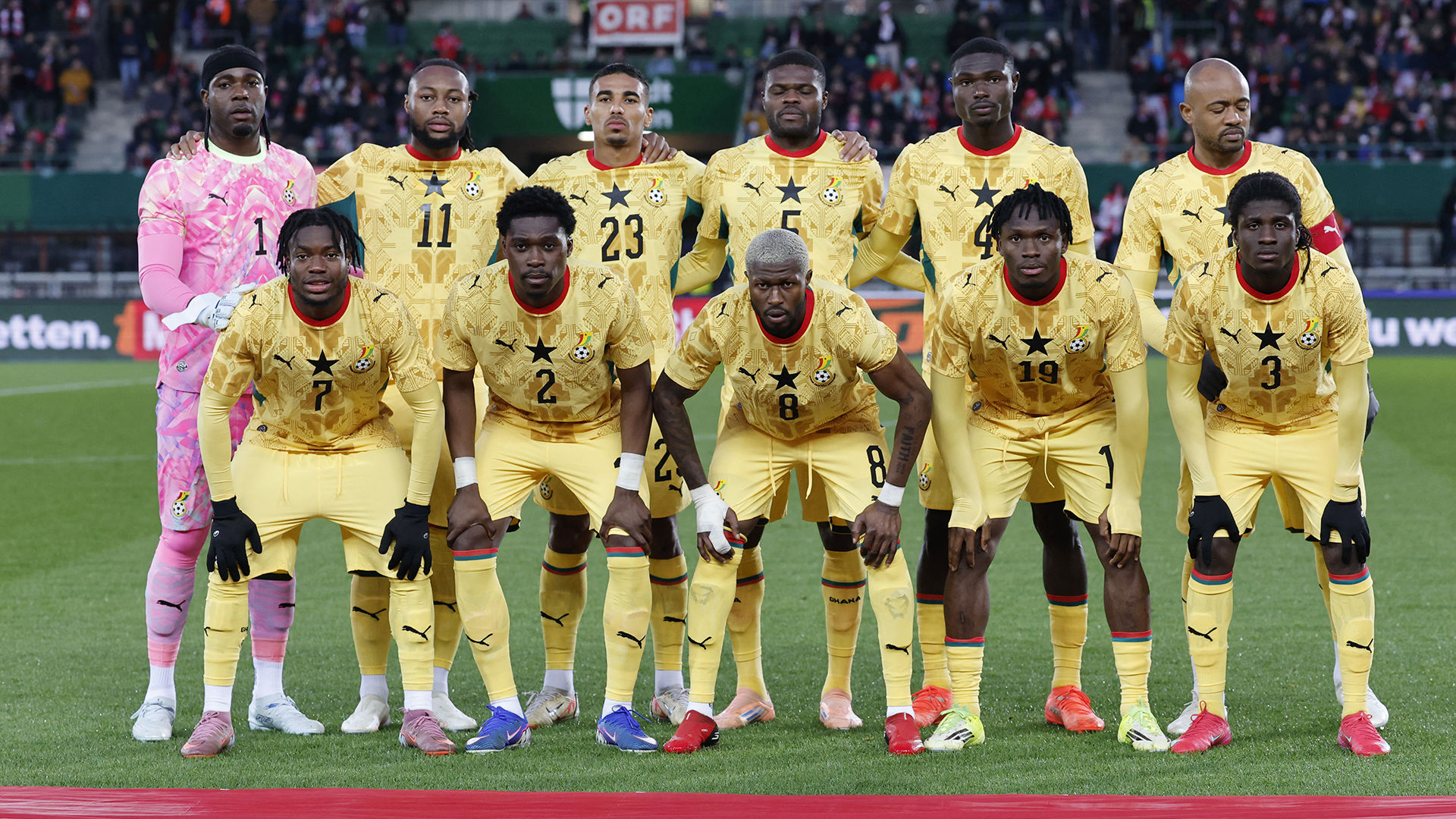 Selección de Ghana posa previo al inicio de un partido.